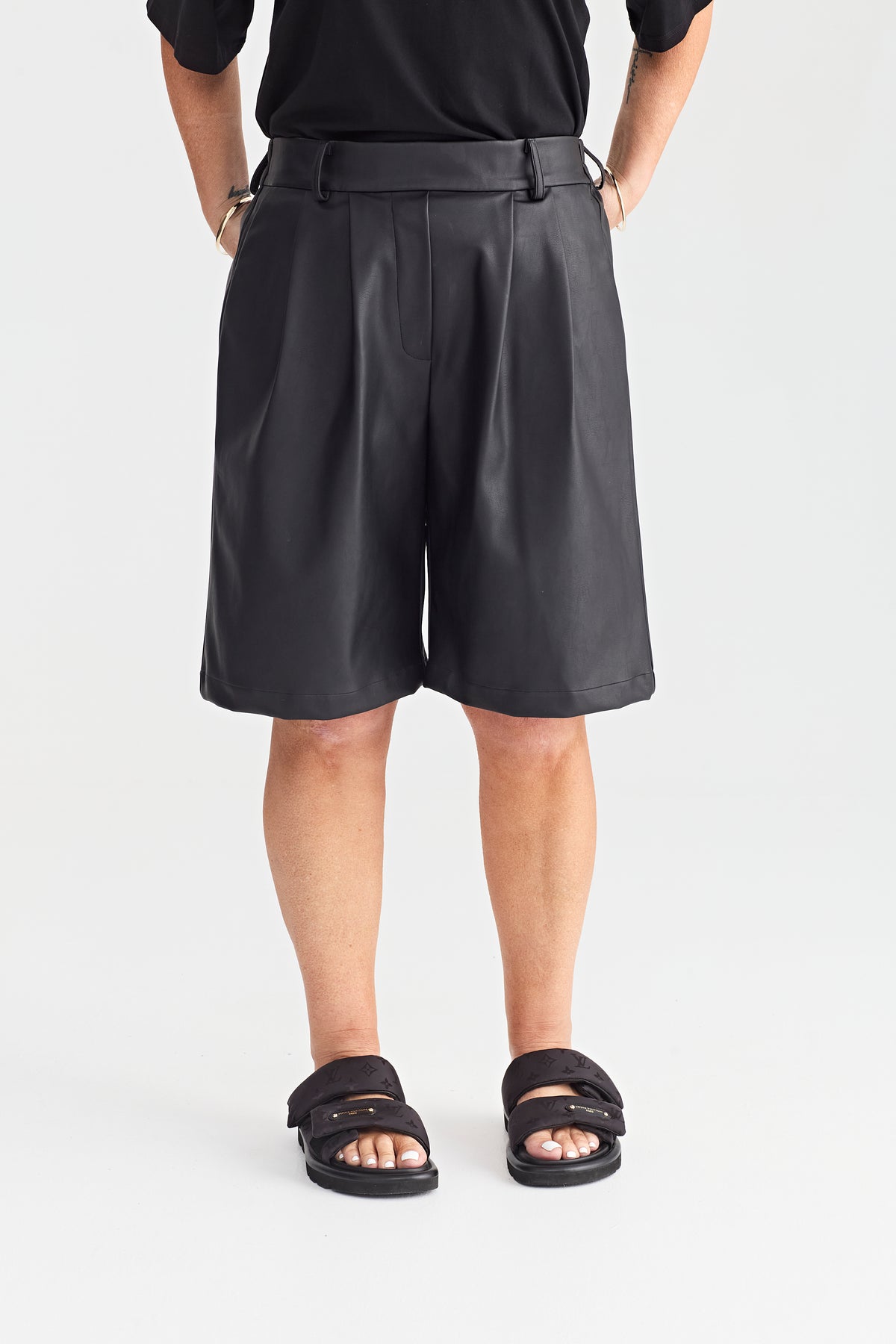 INDY SHORT FAUX LEATHER