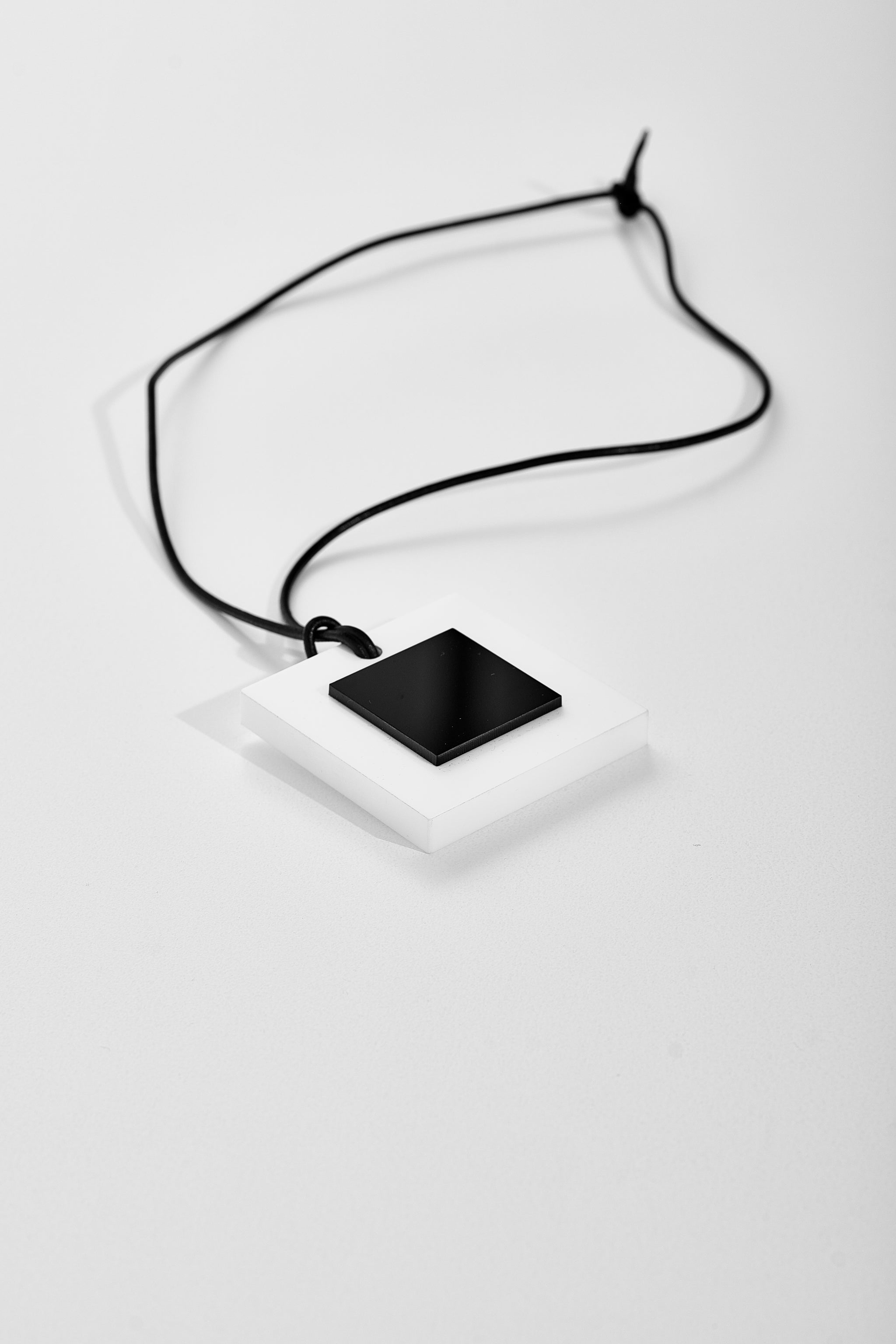 FREE GIFT : THE BB NECKLACE